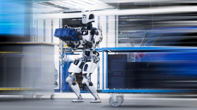 Mercedes Begins Piloting Apptronik Humanoid Robots